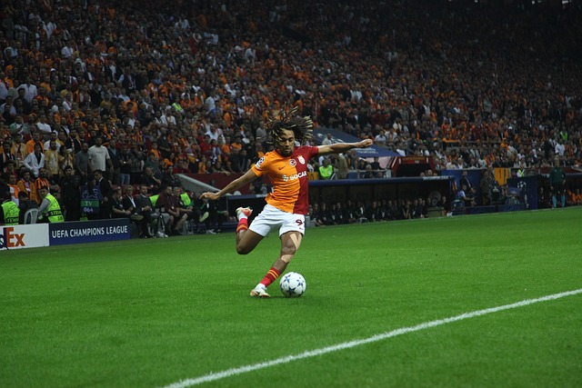 斯卡洛尼戴白手套递交世界杯，因凡蒂诺为仪式错误公开道歉